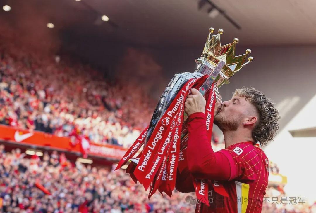 开云体育app-当利物浦球迷欢庆一笔笔重磅引援，别忘了给埃利奥特一个祝福