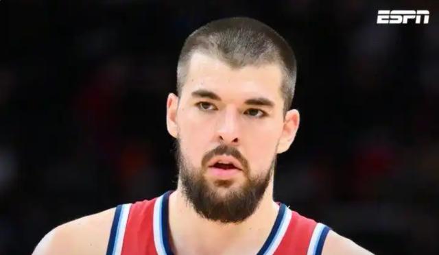 开云体育官网-脚踩詹姆斯受伤！祖巴茨将缺席数周 快艇雪上加霜