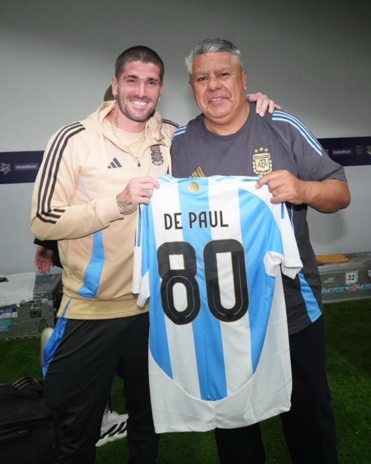 开云体育官方app-斩获4冠！德保罗为阿根廷出战80场比赛，获赠纪念球衣