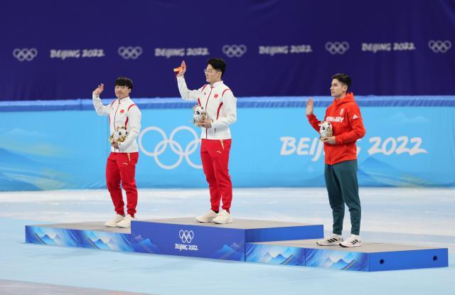 开云体育入口-男子1000米“抓马”频出 任子威刘少昂如何看判罚？