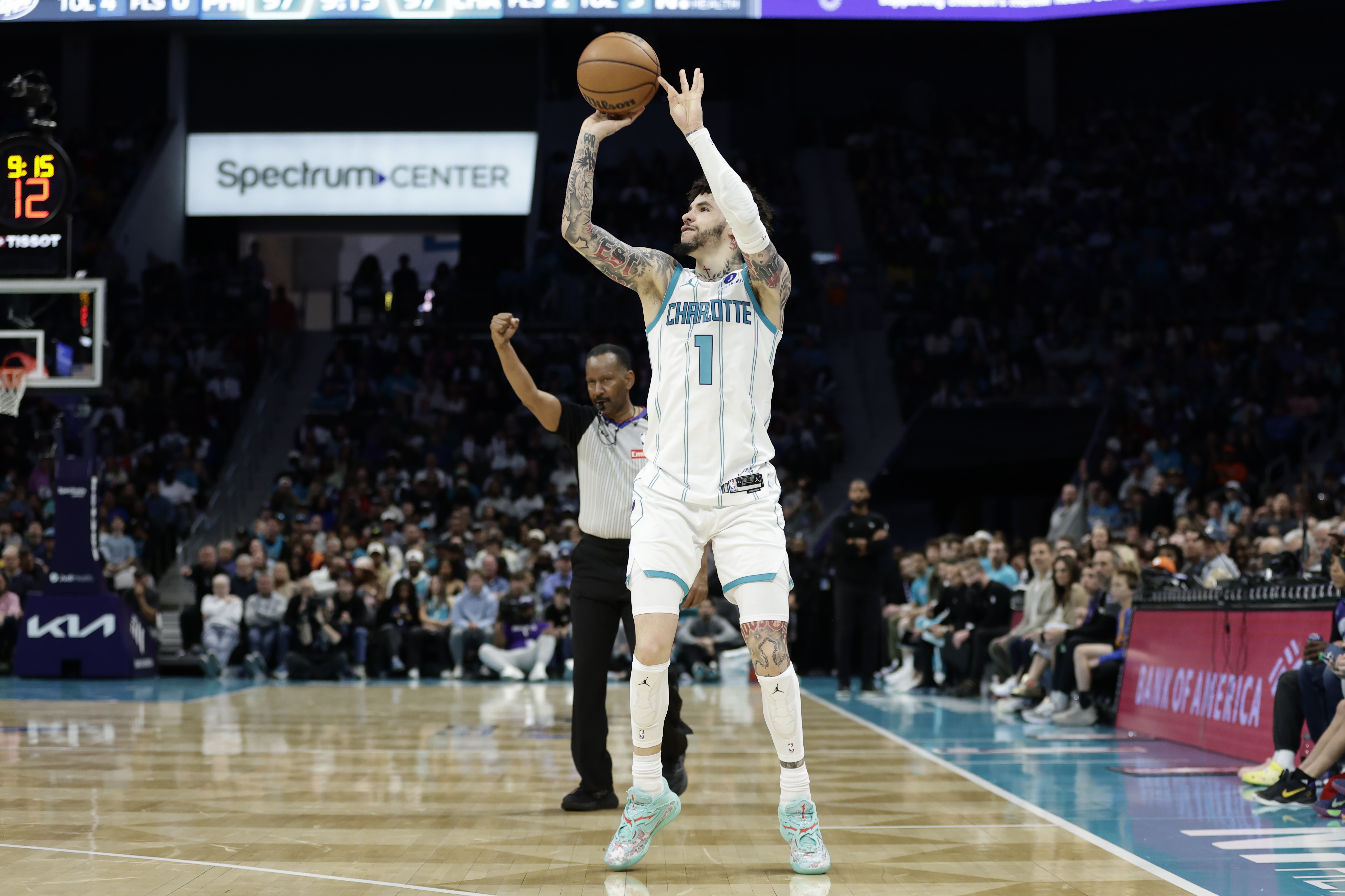 开云体育入口-对飚！拉梅洛·鲍尔上半场14中8砍下23分 杰伦·布朗14中6砍18分